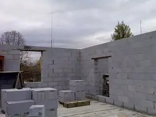 стены загородного дома